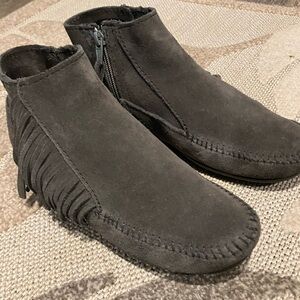 Minnetonka Lacy Boot Fringe Suede Booties Size 7.5 Charcoal, Original Box